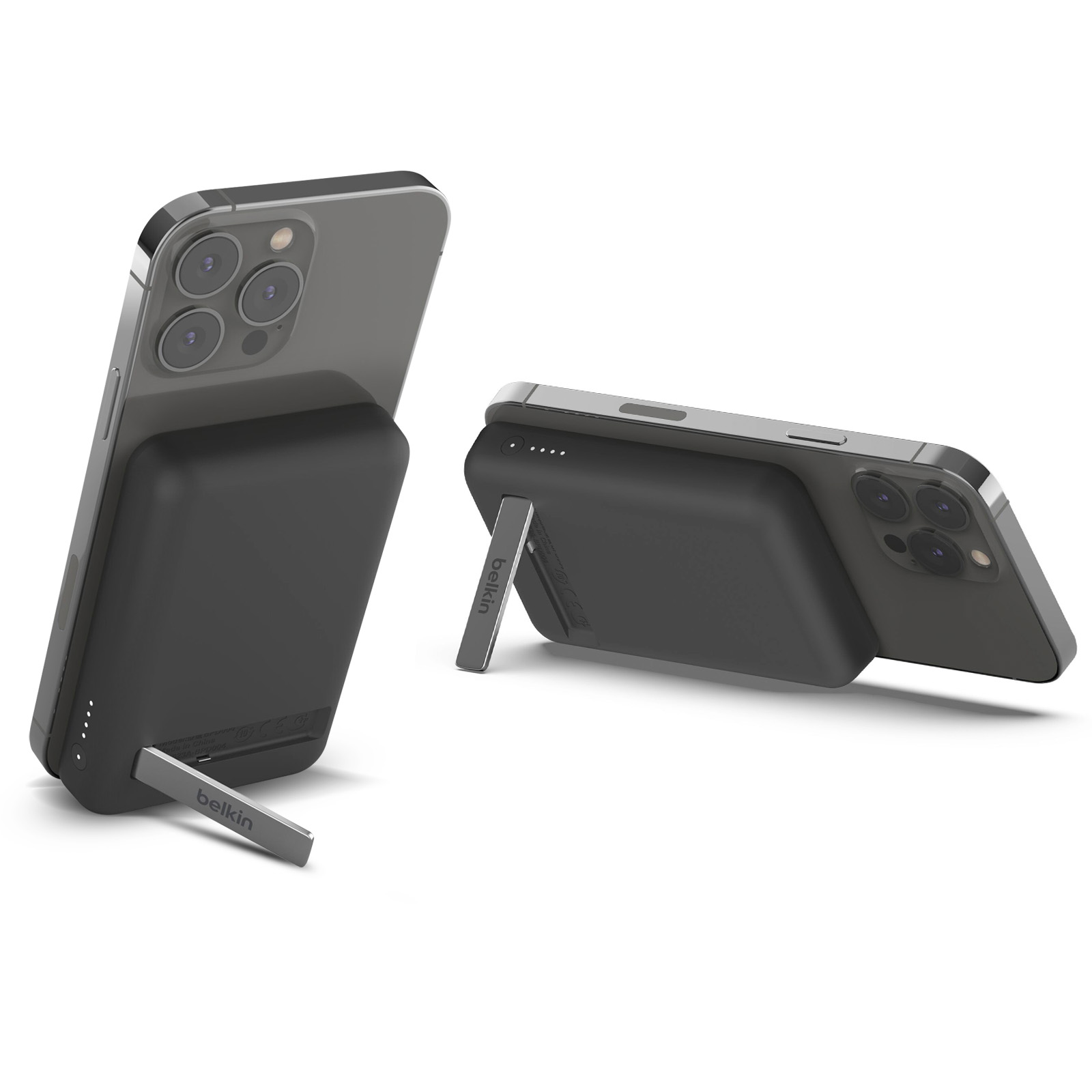 Twee telefoons aan het opladen. Zwarte telefoon met een oplaadblok bevestigd. Belkin logo op de standaard.