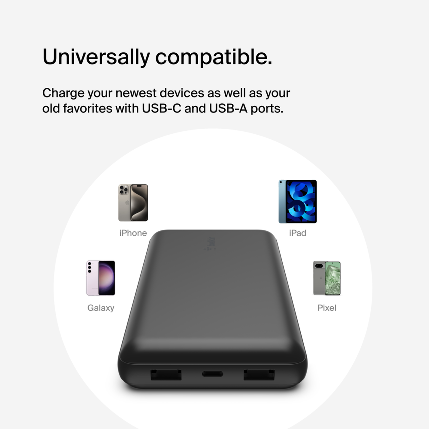 L'immagine mostra un power bank con telefoni e un tablet intorno.