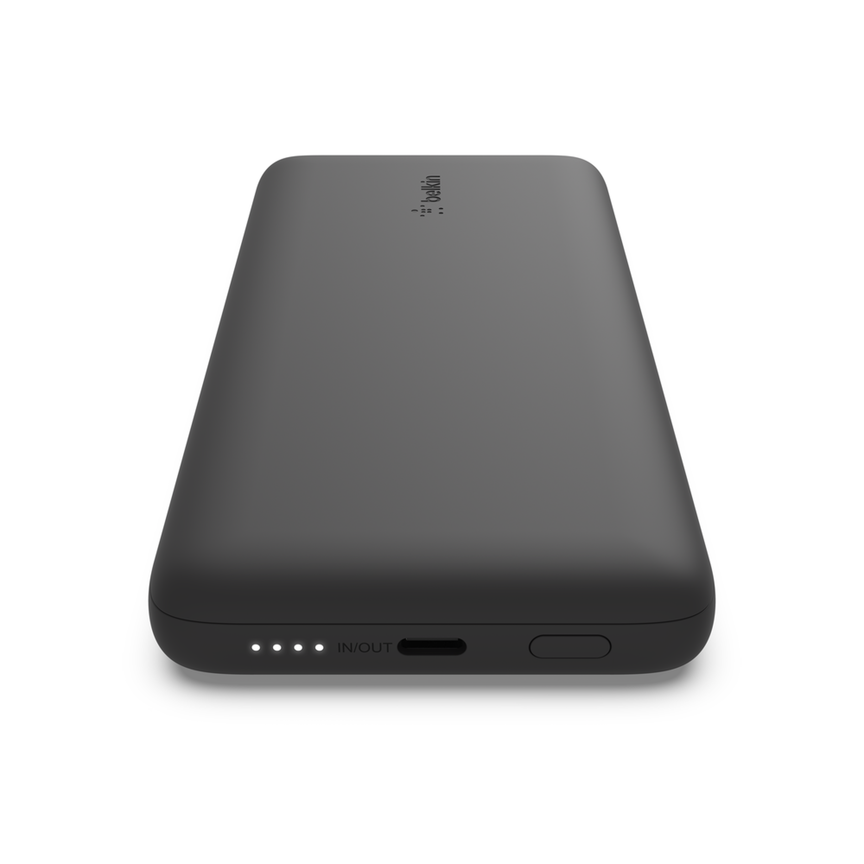 Schwarze Belkin Powerbank mit vier Kontrollleuchten und einem IN/OUT-Anschluss.