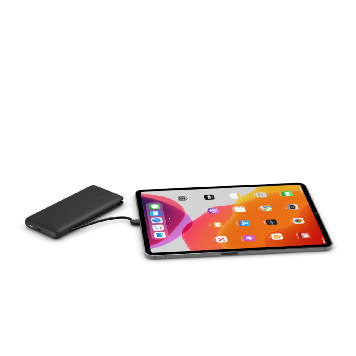 Ein Tablet, das mit einer Powerbank geladen wird. Beide sind schwarz und auf weißem Grund.