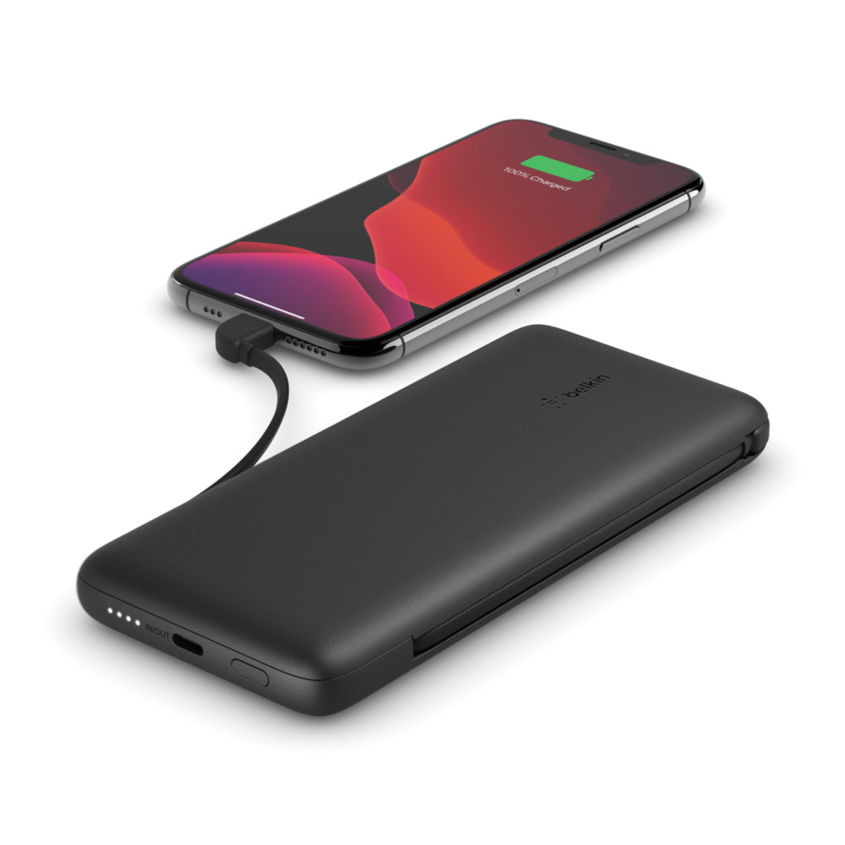 Schwarzes iPhone, das an einer Belkin Powerbank aufgeladen wird. Telefon zeigt 100 % geladen an. Weißer Hintergrund.