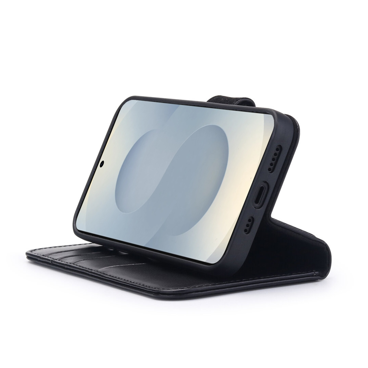 Een zwarte telefoon in een zwarte hoes, licht gekanteld, met het scherm zichtbaar. De hoes is open.