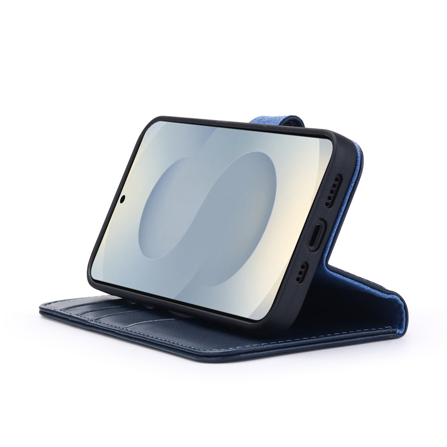 Een blauwe telefoon in een blauwe hoes, licht gekanteld, met het scherm zichtbaar. De hoes is open.