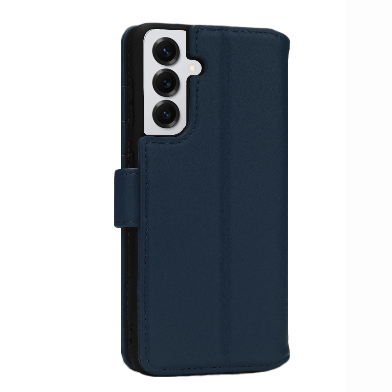 Een donkerblauwe leren telefoonhoes met een flap, gesloten. Drie cameralenzen zijn zichtbaar.