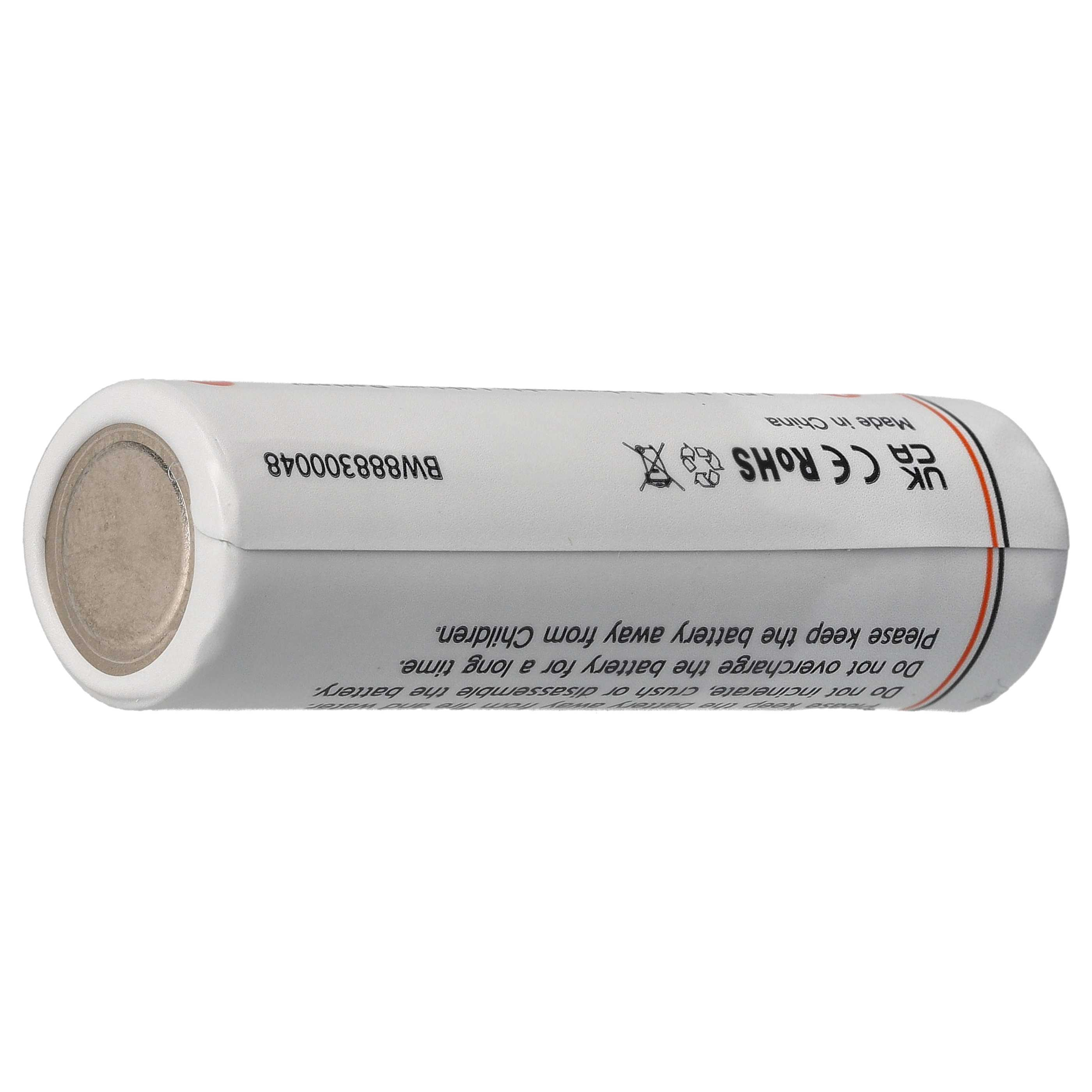 Eine zylindrische weiße Batterie mit Text und Warnhinweisen. Hergestellt in China.
