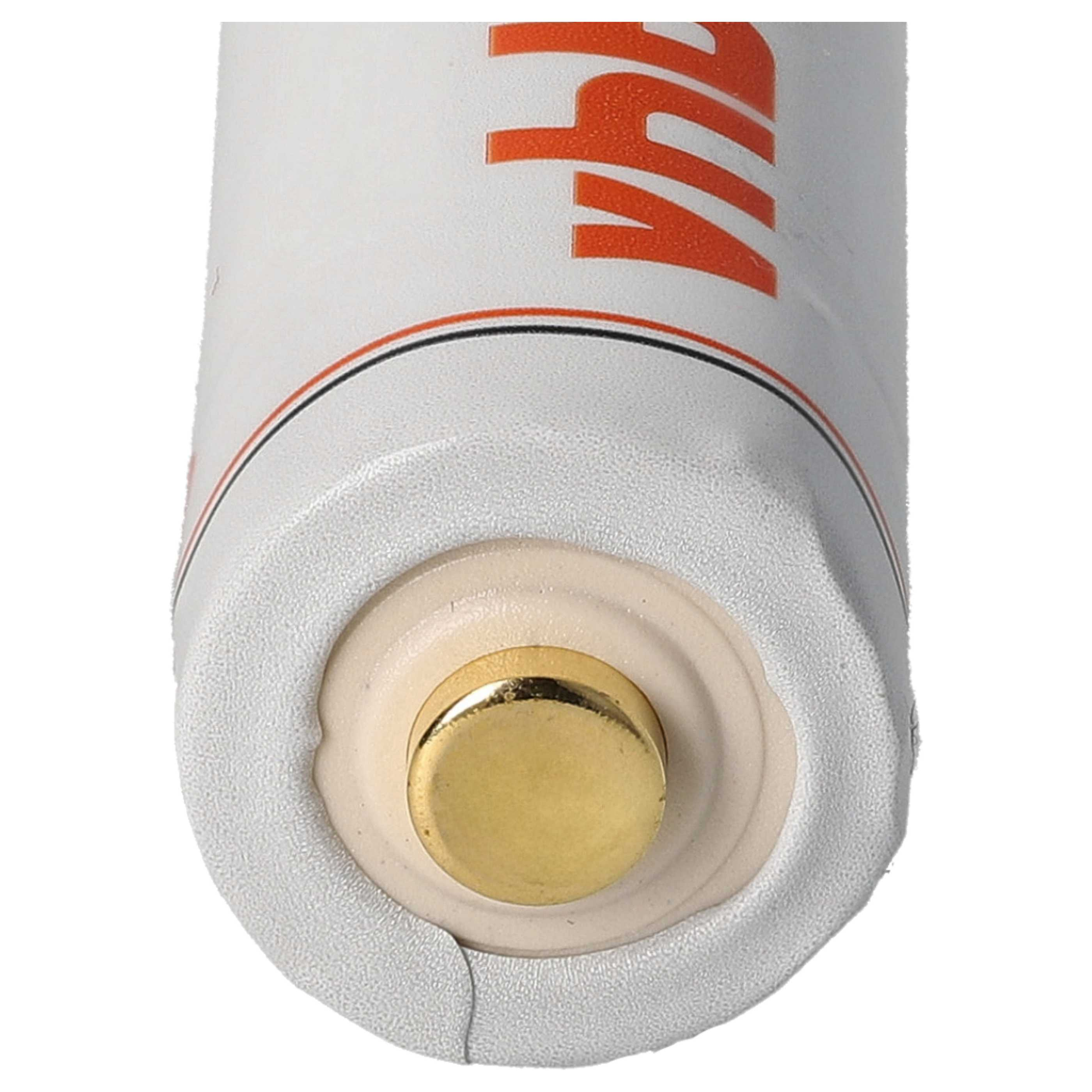Nahaufnahme einer weißen Batterie mit einem goldfarbenen Pluspol. Auf der Batterie ist oranger Text zu sehen.