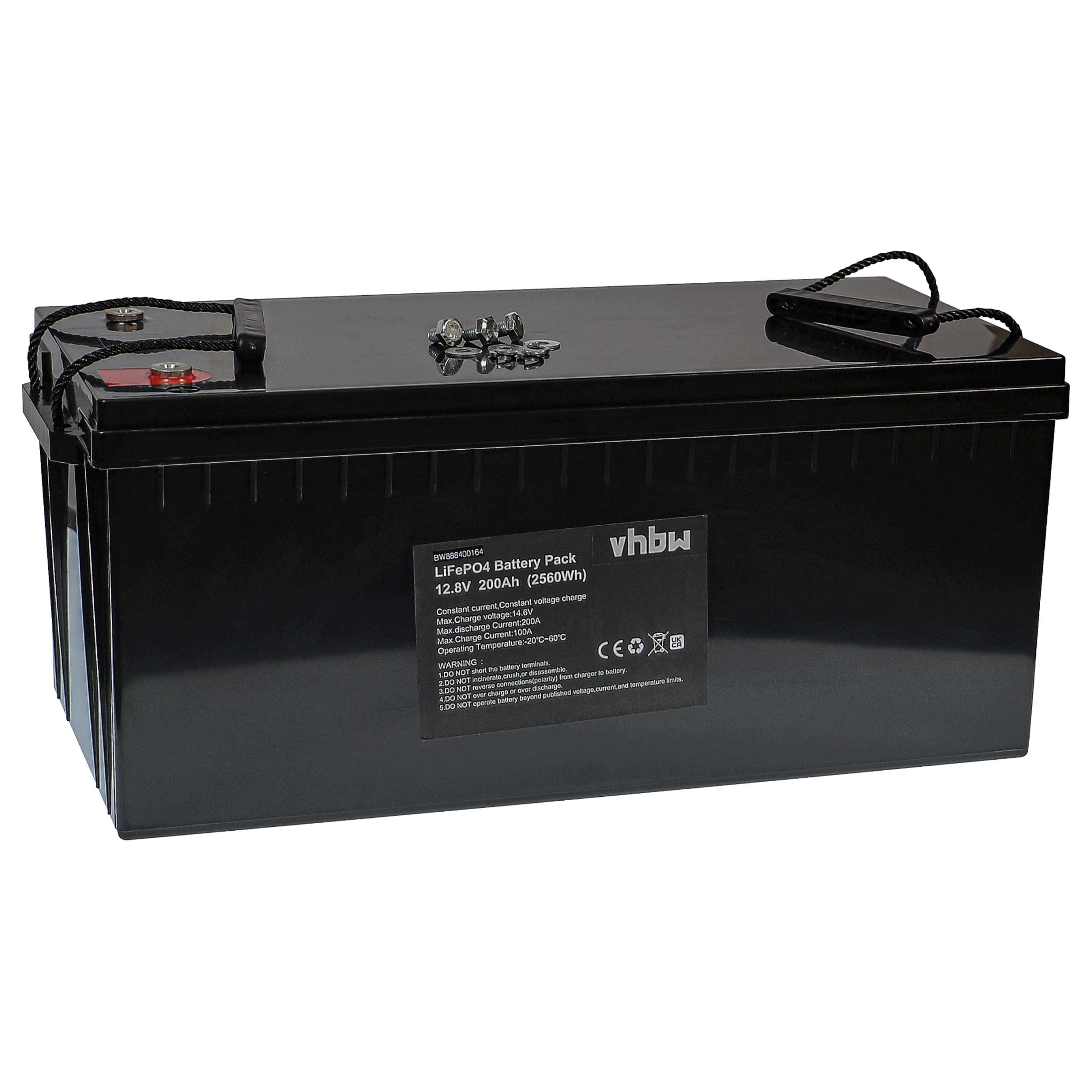 Ein großer schwarzer Vhbw 12,8V 200Ah Akku mit Etiketten und Anschlüssen.