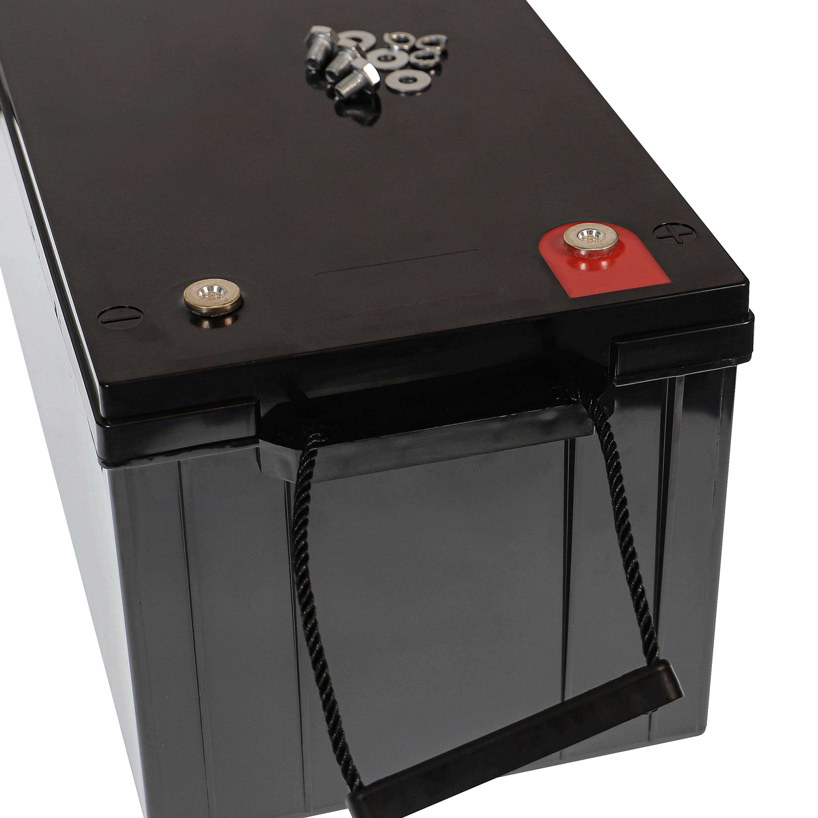 Schwarze Batterie mit Griff und Schrauben oben.