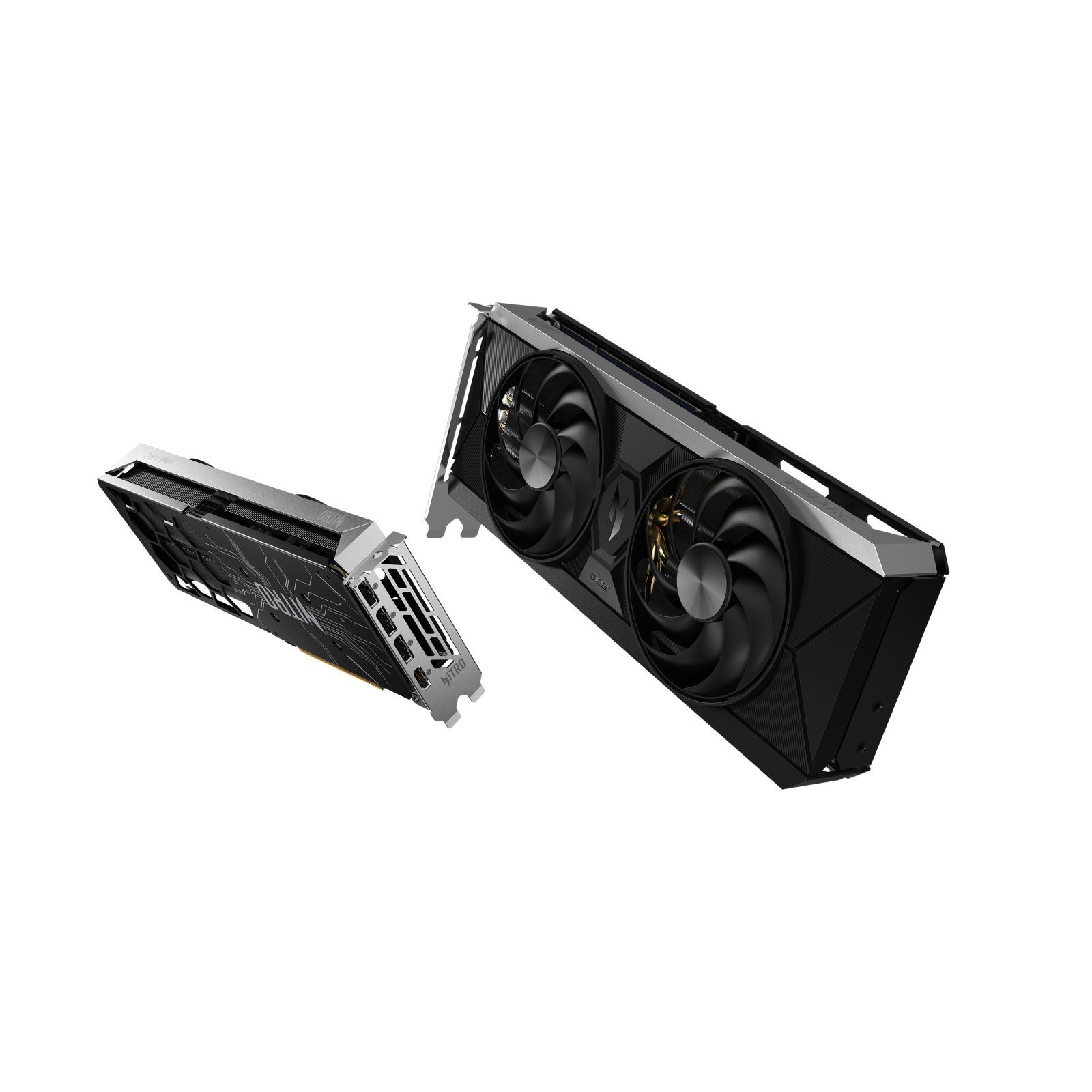 Dwie czarne i srebrne karty graficzne, jedna odłączona. Białe tło.