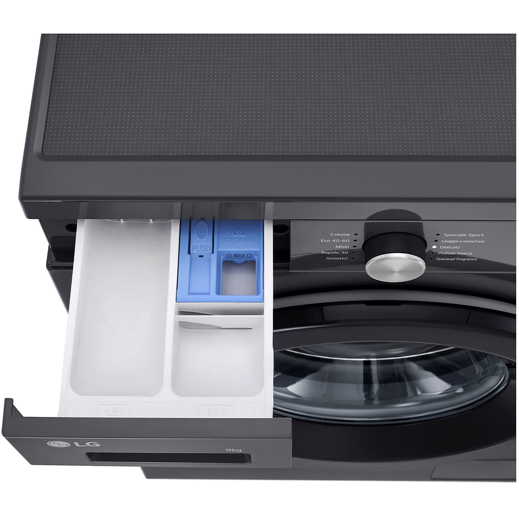 Cassetto detersivo lavatrice aperto, con scomparti blu e bianchi. Macchina nera. Sfondo bianco.