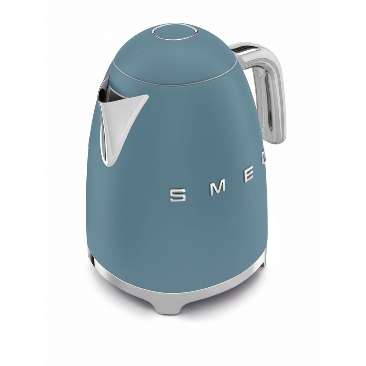 Niebieski czajnik Smeg na białym tle, z widocznym logo Smeg.
