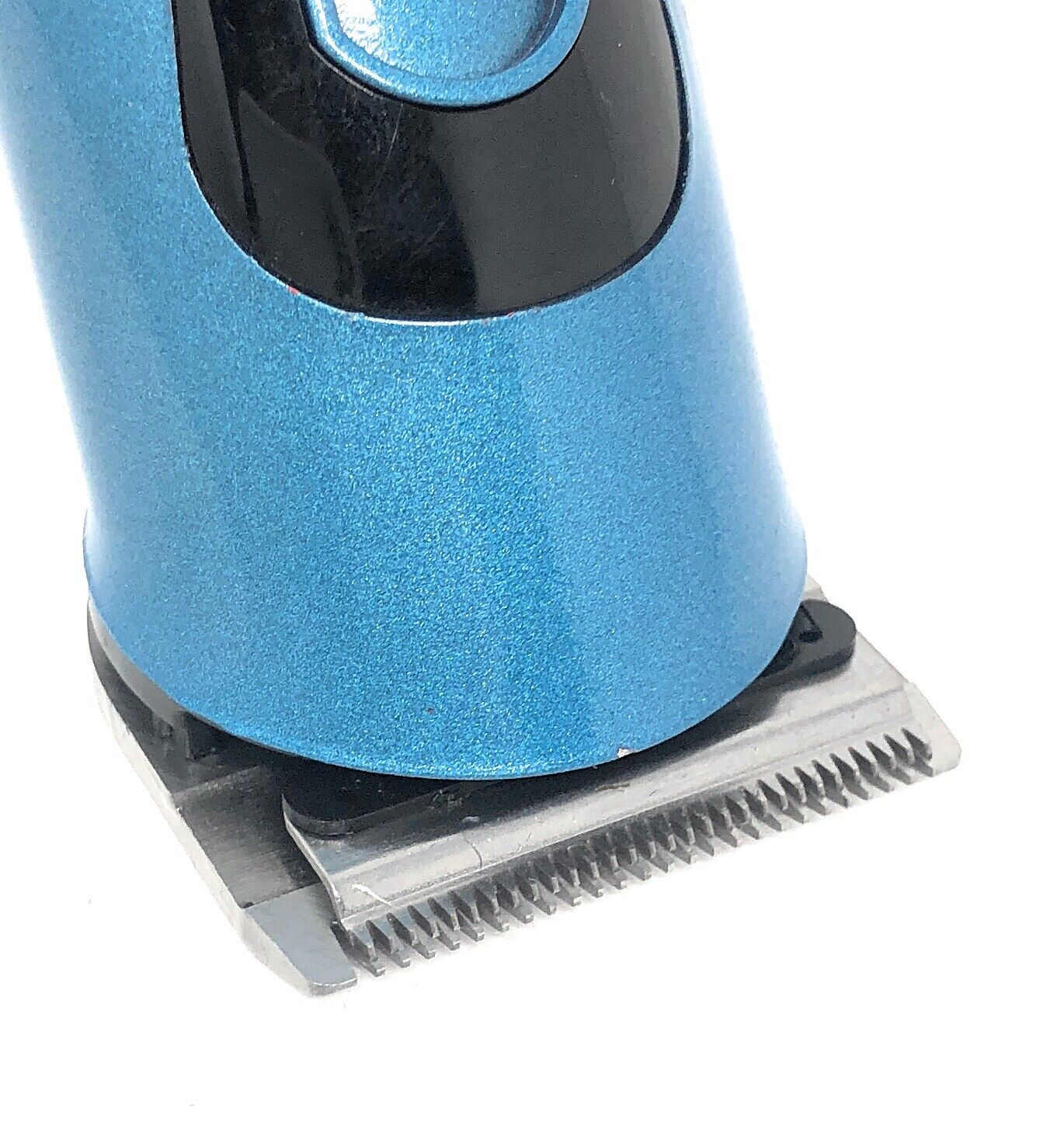 Blauer Haarschneider mit Metallklinge. Klinge nah. Isoliert auf weißem Hintergrund.