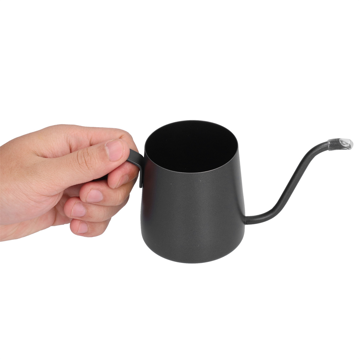 Eine schwarze Metall-Schwanenhals-Kanne mit Griff und langem Ausguss, gehalten von einer Hand.