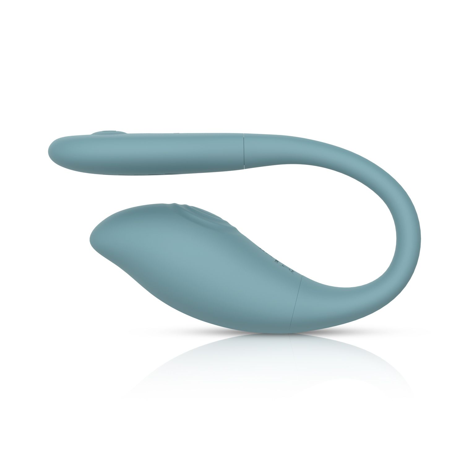 Ein gebogenes blaues Sexspielzeug mit glatter Oberfläche vor weißem Hintergrund mit Spiegelung.