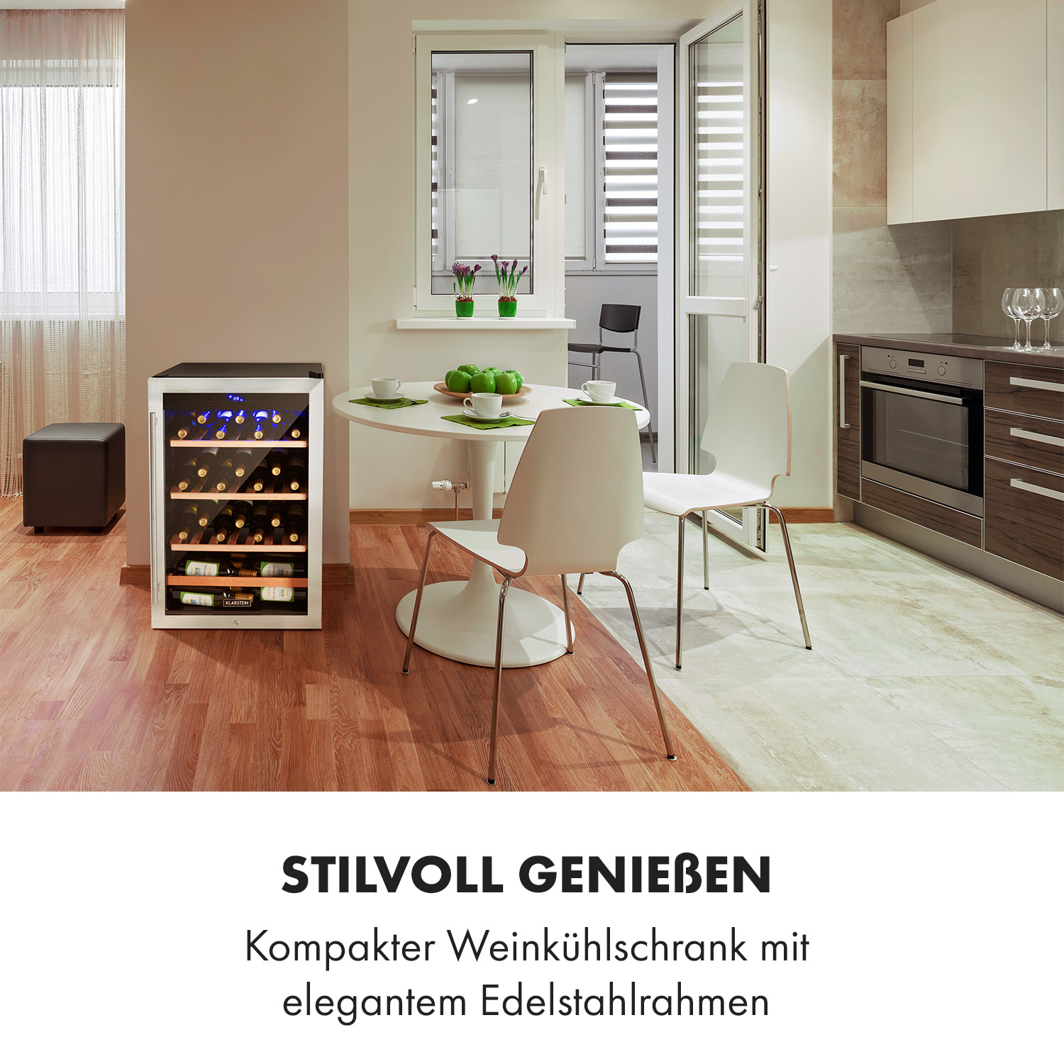 Cantinetta con bottiglie di vino e una cucina moderna sullo sfondo. Sedie bianche visibili.