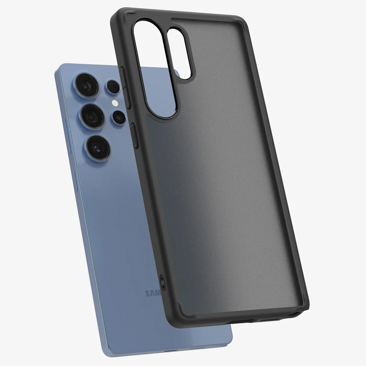 Custodia nera per telefono sopra un telefono blu, leggermente angolato e sfondo bianco.