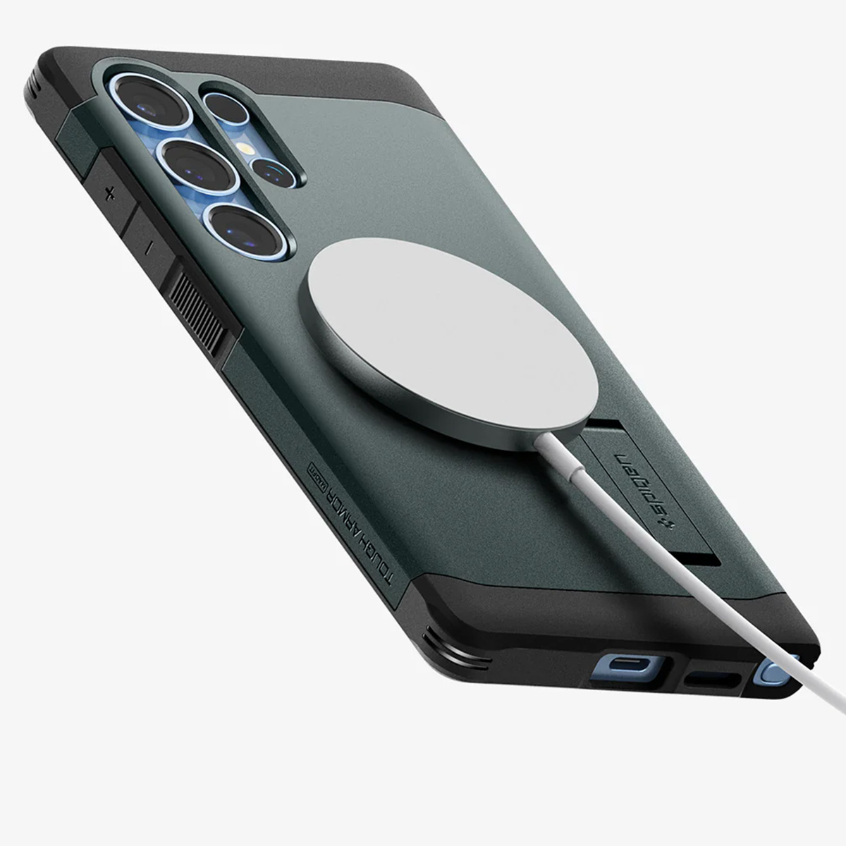 Telefon z etui ochronnym i ładowaniem magnetycznym. Zielono-czarne etui, biała ładowarka. Telefon jest w etui.