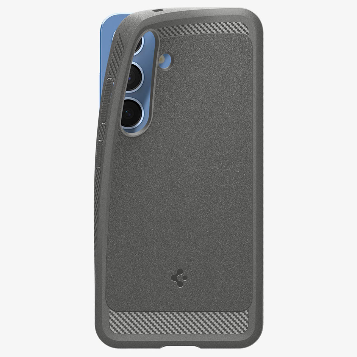 Grijze telefoonhoes met een koolstofvezel design. Telefoon met drie camera's is licht zichtbaar.
