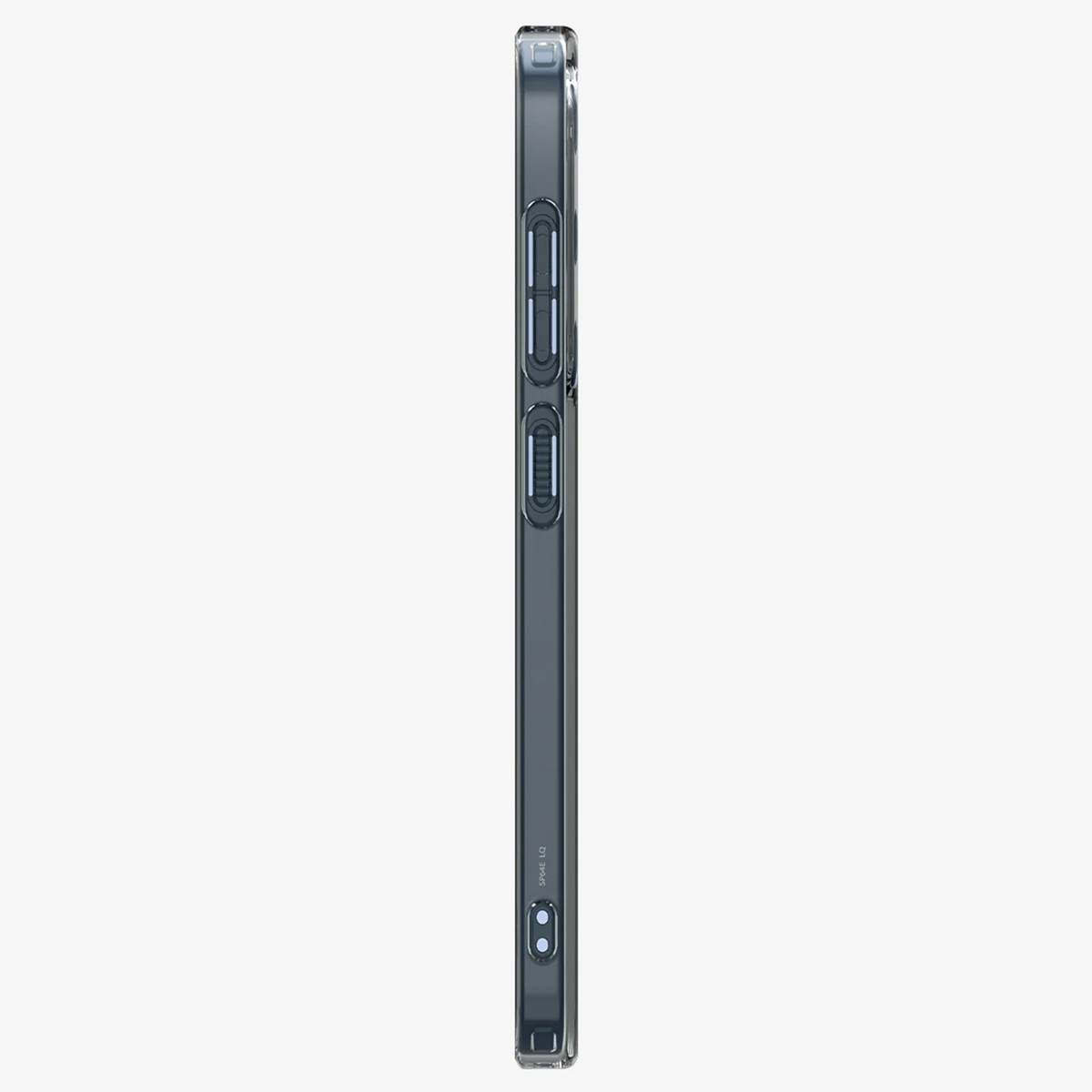 Vue latérale d'une coque de téléphone transparente. Elle a des boutons et un port de chargement. Fond blanc.