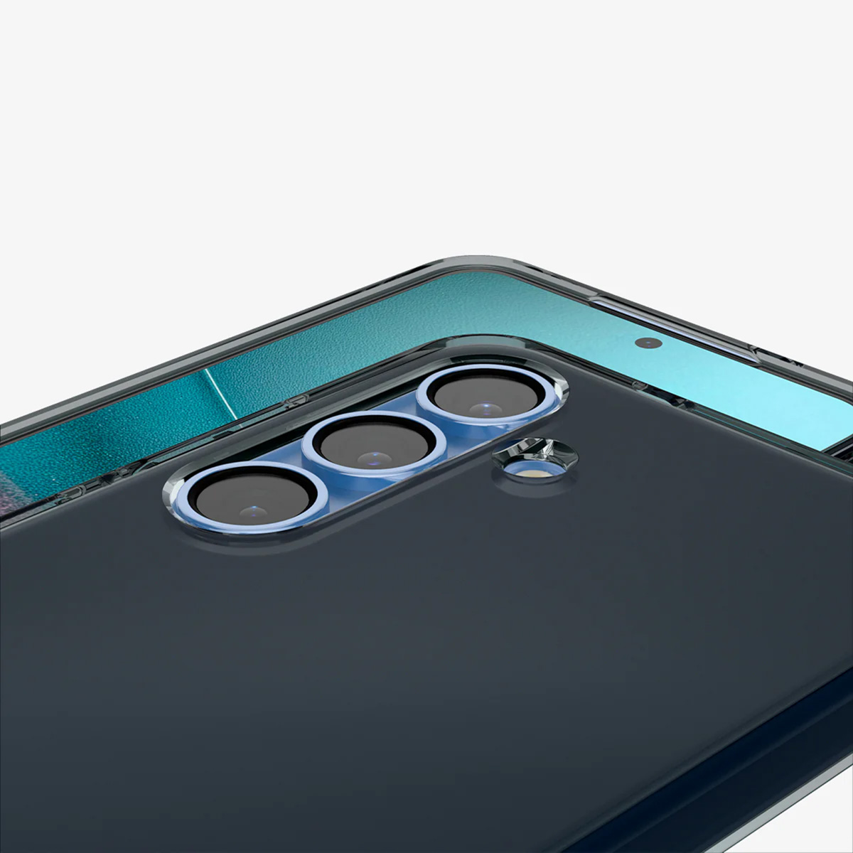 Gros plan sur les objectifs de l'appareil photo du téléphone. Le téléphone est dans un étui transparent.