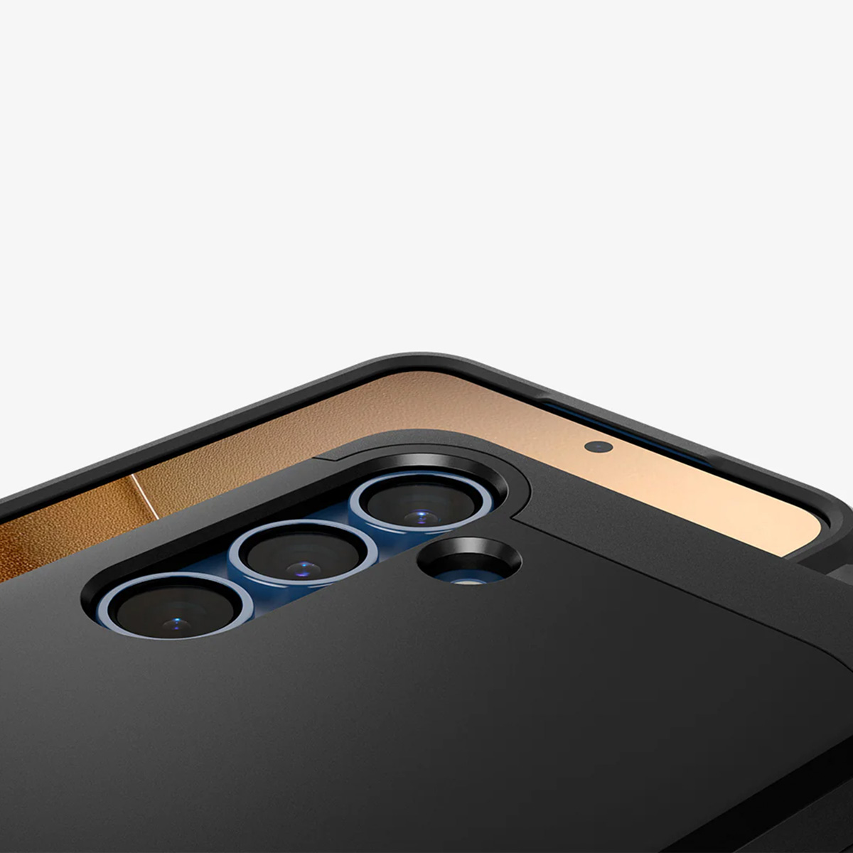 Una custodia per telefono nera con lenti della fotocamera e interno color oro, su sfondo bianco.