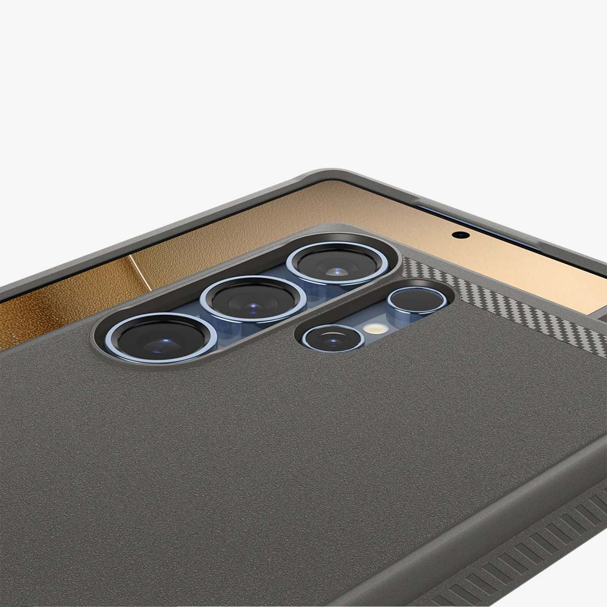 Een telefoonhoesje met meerdere cameralenzen, tegen een achtergrond van een telefoonscherm en een witte achtergrond.