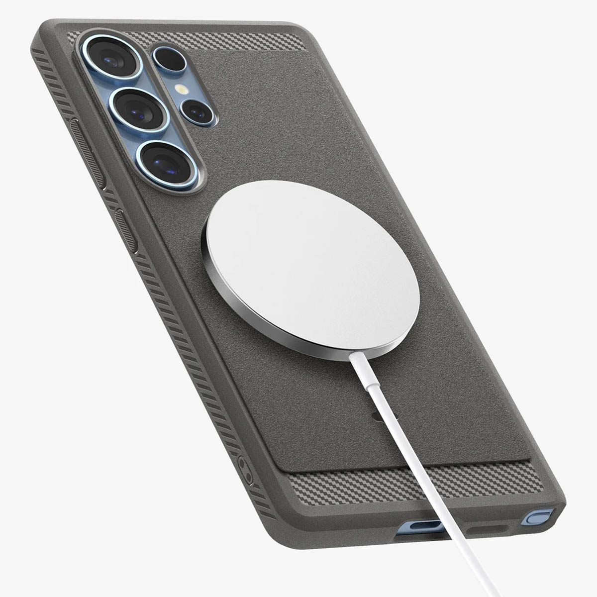 Grijze telefoonhoes met een witte magnetische oplader en drievoudige camera.