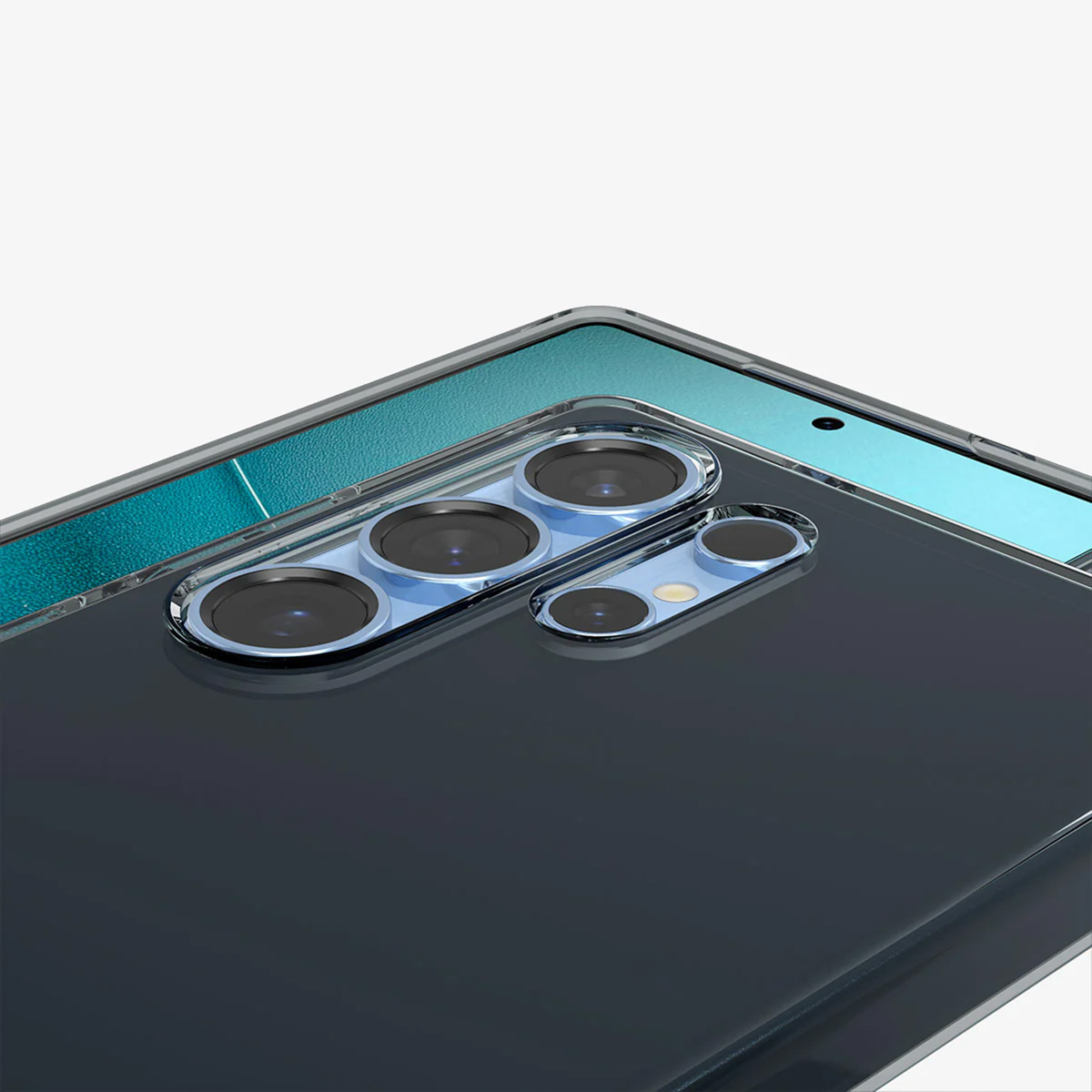 Gros plan d'un téléphone avec trois objectifs. Une coque transparente est visible.