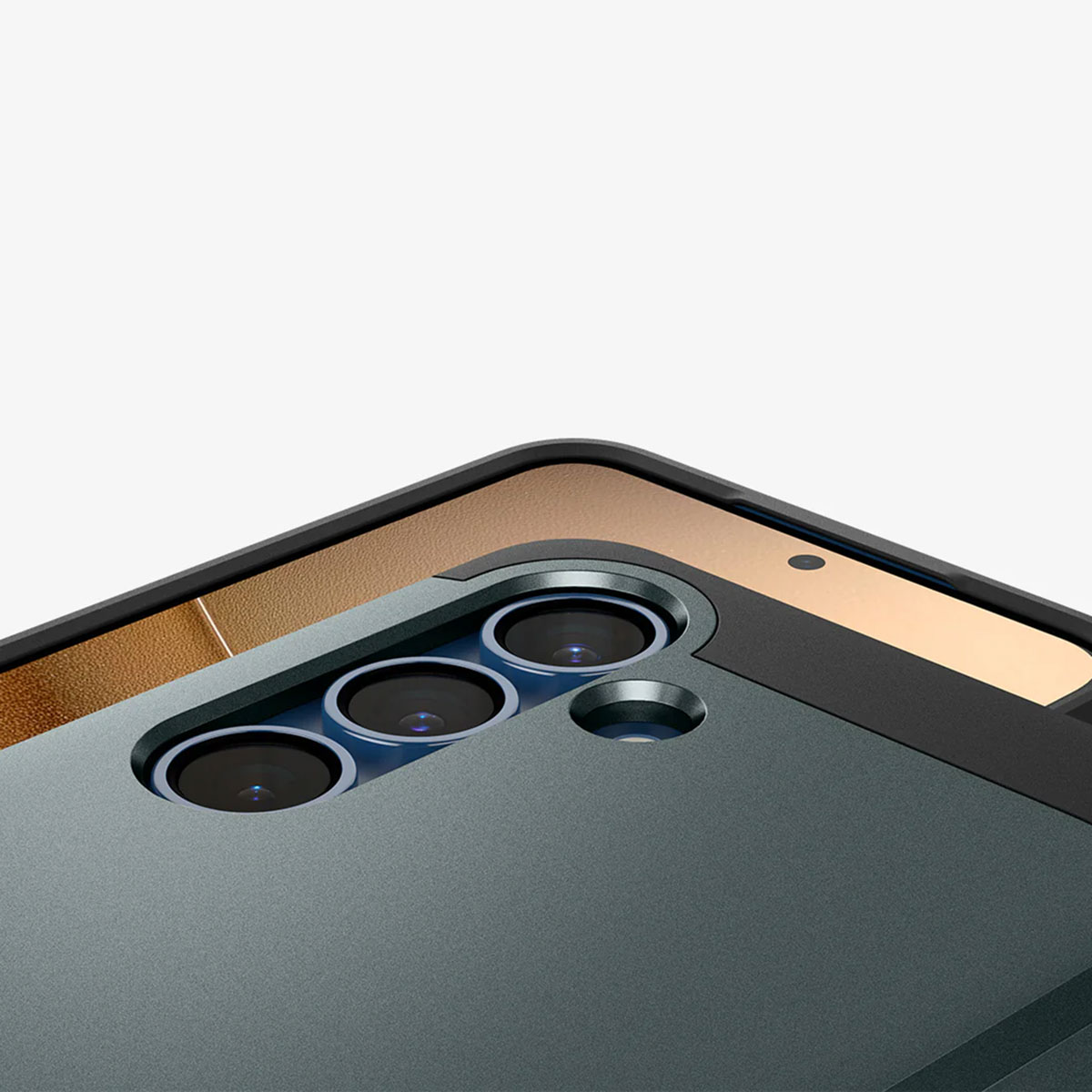 Custodia per telefono con lenti della fotocamera. Colore verde scuro. Sfondo oro.