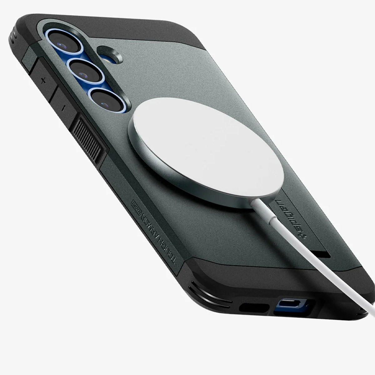 Etui na telefon z białą podkładką ładującą. Telefon ma trzy aparaty i jest w ciemnej obudowie.