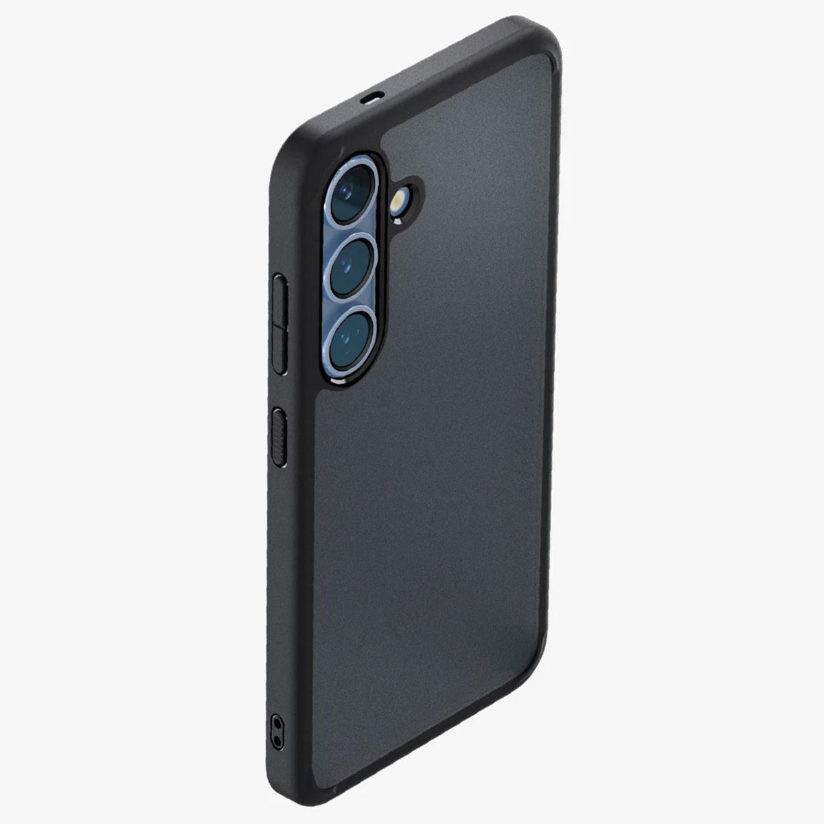 Un telefono nero con tre fotocamere è mostrato in una vista leggermente angolata su sfondo bianco.