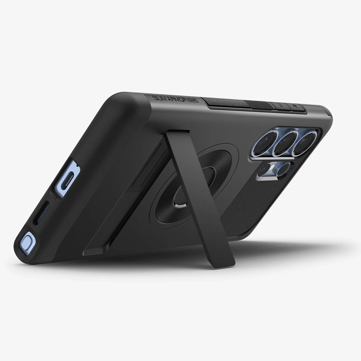 Een zwarte telefoonhoes met een standaard, met een telefoon, met drie cameralenzen.