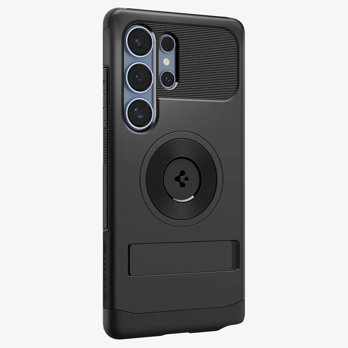 Zwarte telefoonhoes met meerdere cameralenzen en een standaard. Witte achtergrond.