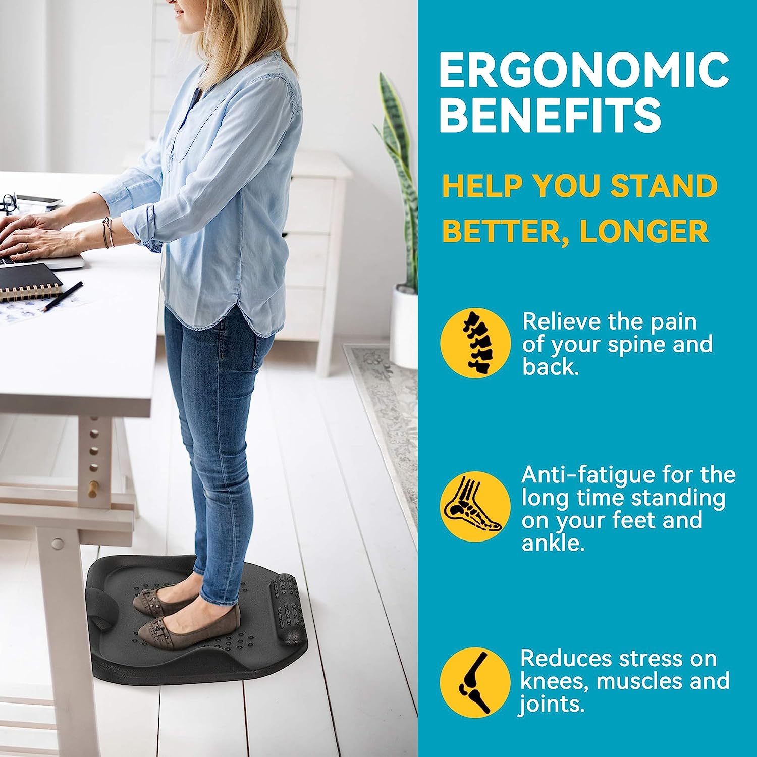 Eine Frau steht auf einer schwarzen Anti-Ermüdungsmatte an einem Schreibtisch, ergonomische Vorteile gezeigt.