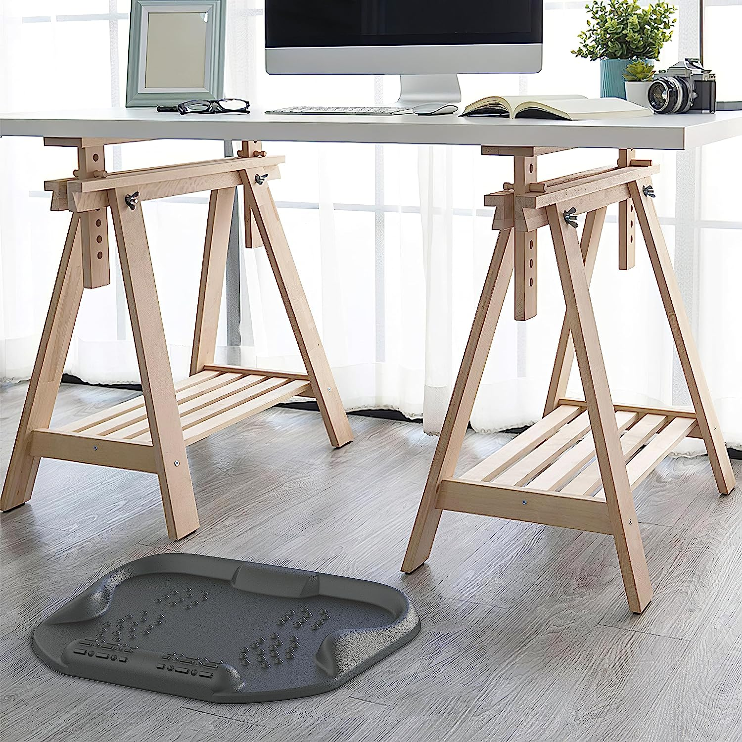 Arbeitsbereich mit grauer Anti-Ermüdungsmatte und Holzpferden.