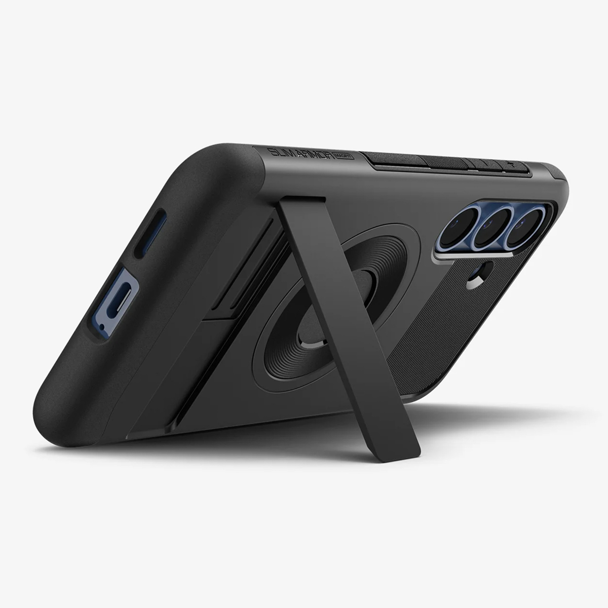 Coque de téléphone noire avec support. Trois caméras visibles. Téléphone incliné.