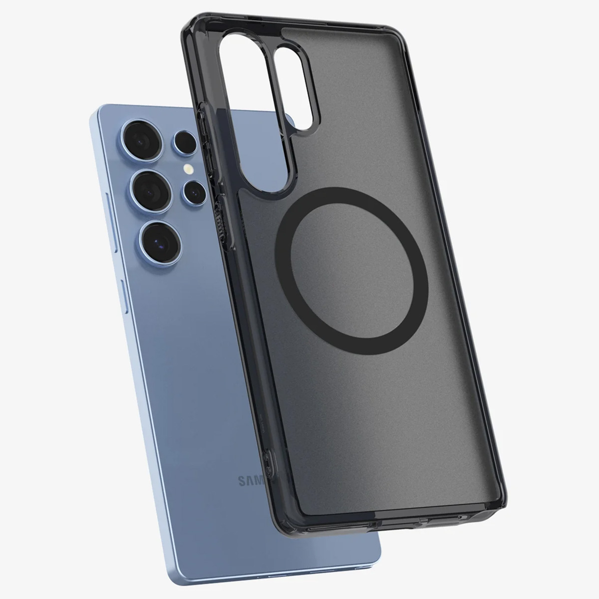Een blauwe telefoon staat naast een doorzichtige telefoonhoes. De hoes heeft een zwarte ring op de achterkant.
