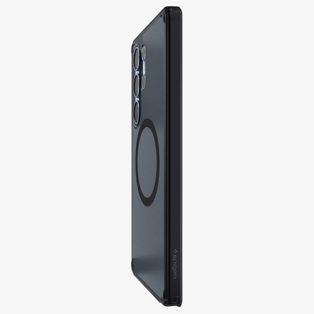 Telefoon in een zwart hoesje. Zwarte ring op de achterkant. Spigen-logo zichtbaar.