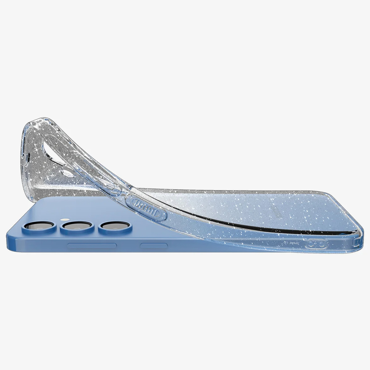 Un téléphone bleu avec une coque transparente et pailletée. La coque est incurvée sur la zone de la caméra du téléphone.