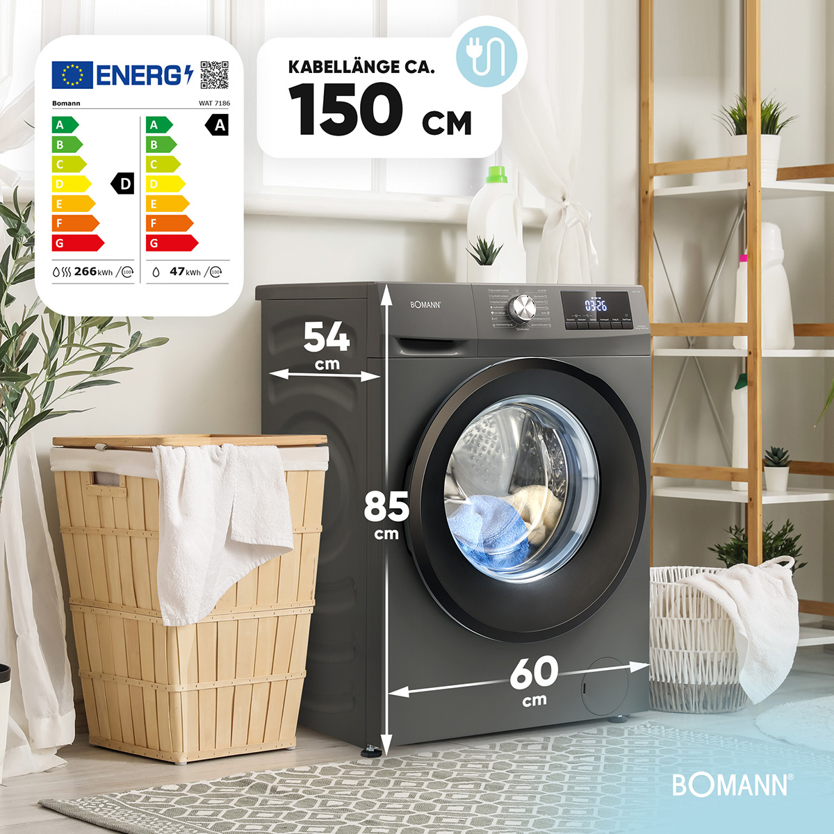 Dunkelgraue Waschmaschine mit Maßen, Wäschekorb links und Regal rechts.