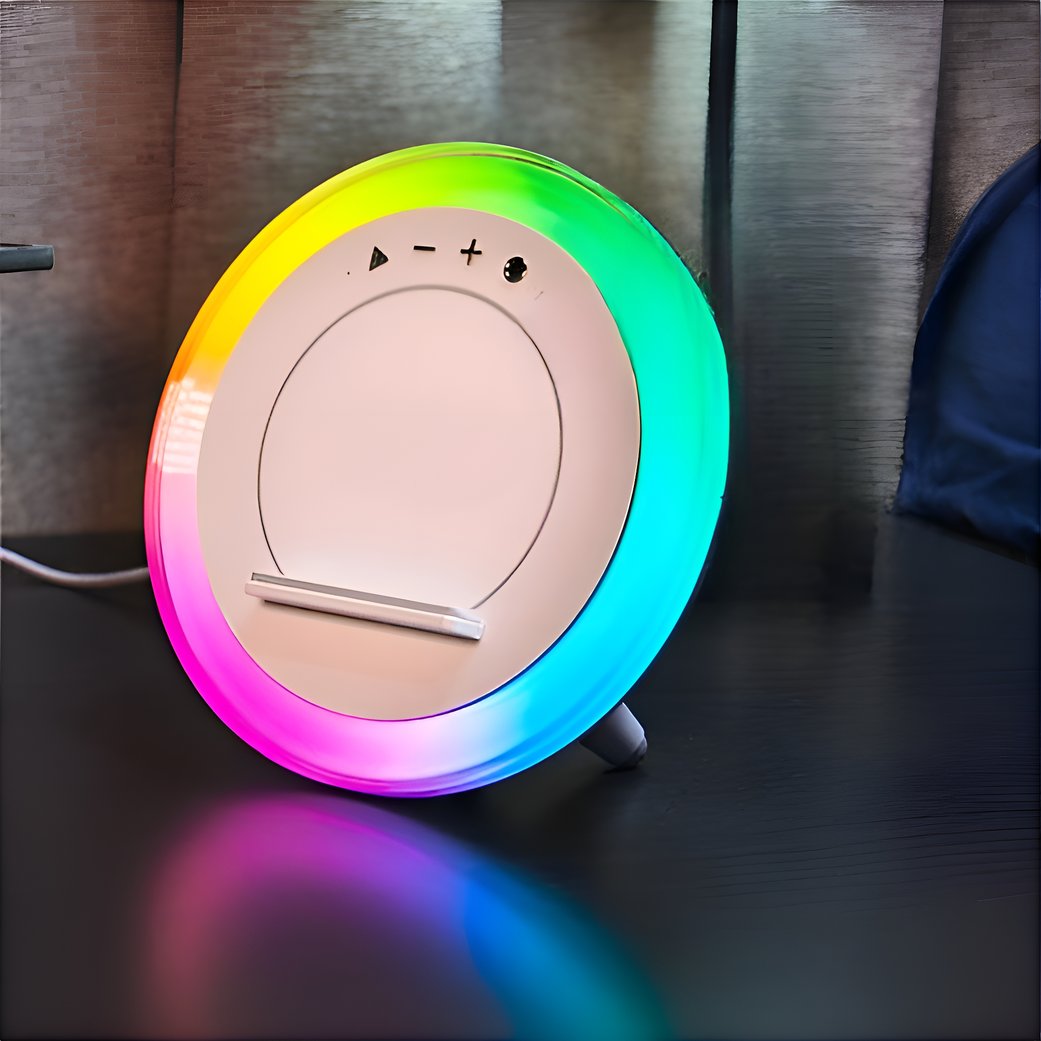 Eine weiße und rosa runde Lampe mit einem regenbogenfarbenen Lichtring und Bedienelementen.