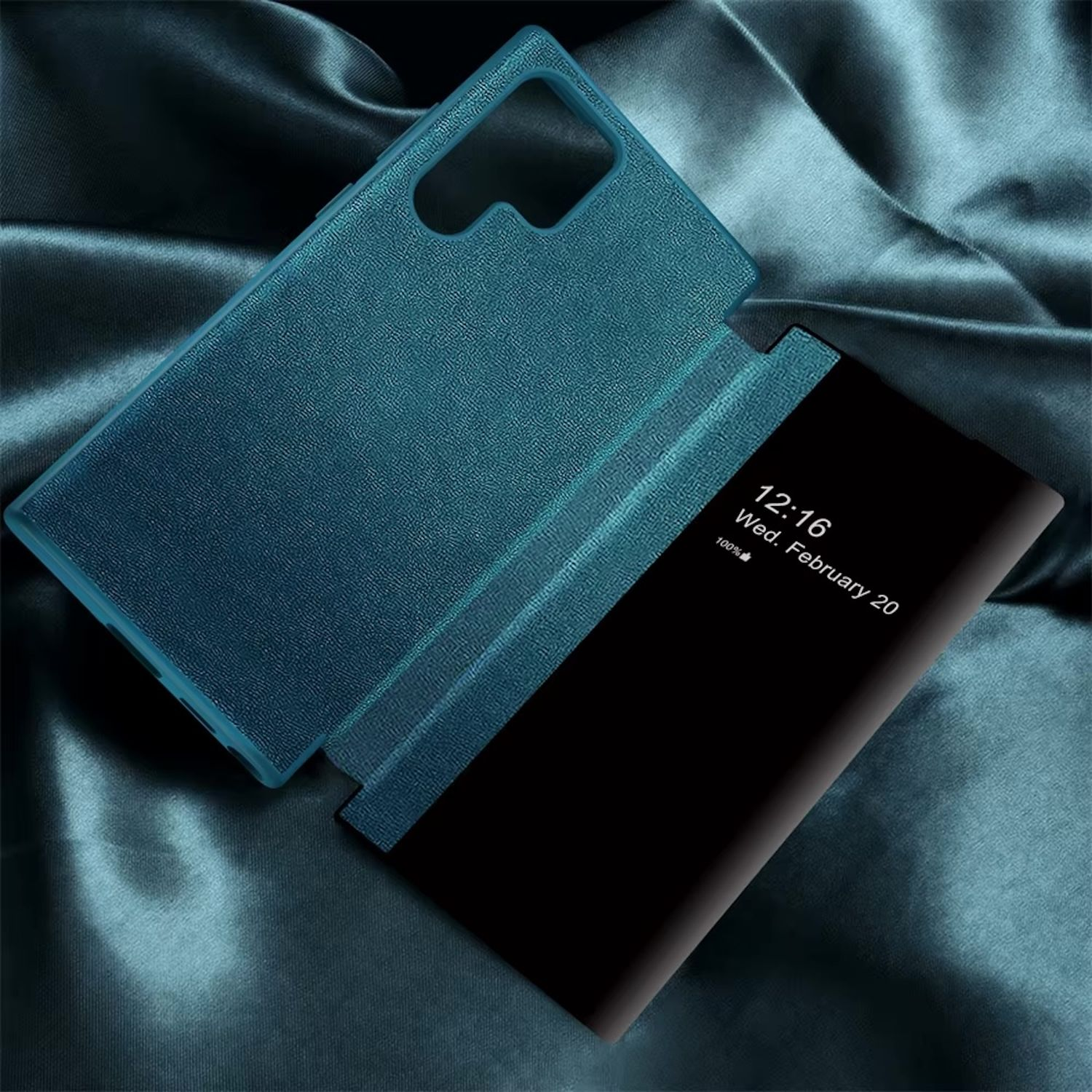 Blaue Handyhülle mit schwarzem Bildschirm. Sie liegt auf einer blau gemusterten Oberfläche.