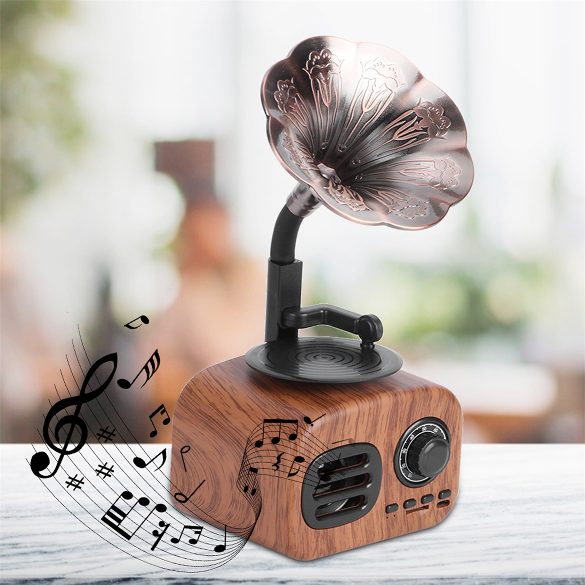 Ein Vintage-Grammophon mit Musiknoten, die in der Luft schweben. Das Grammophon ist aus Holz.
