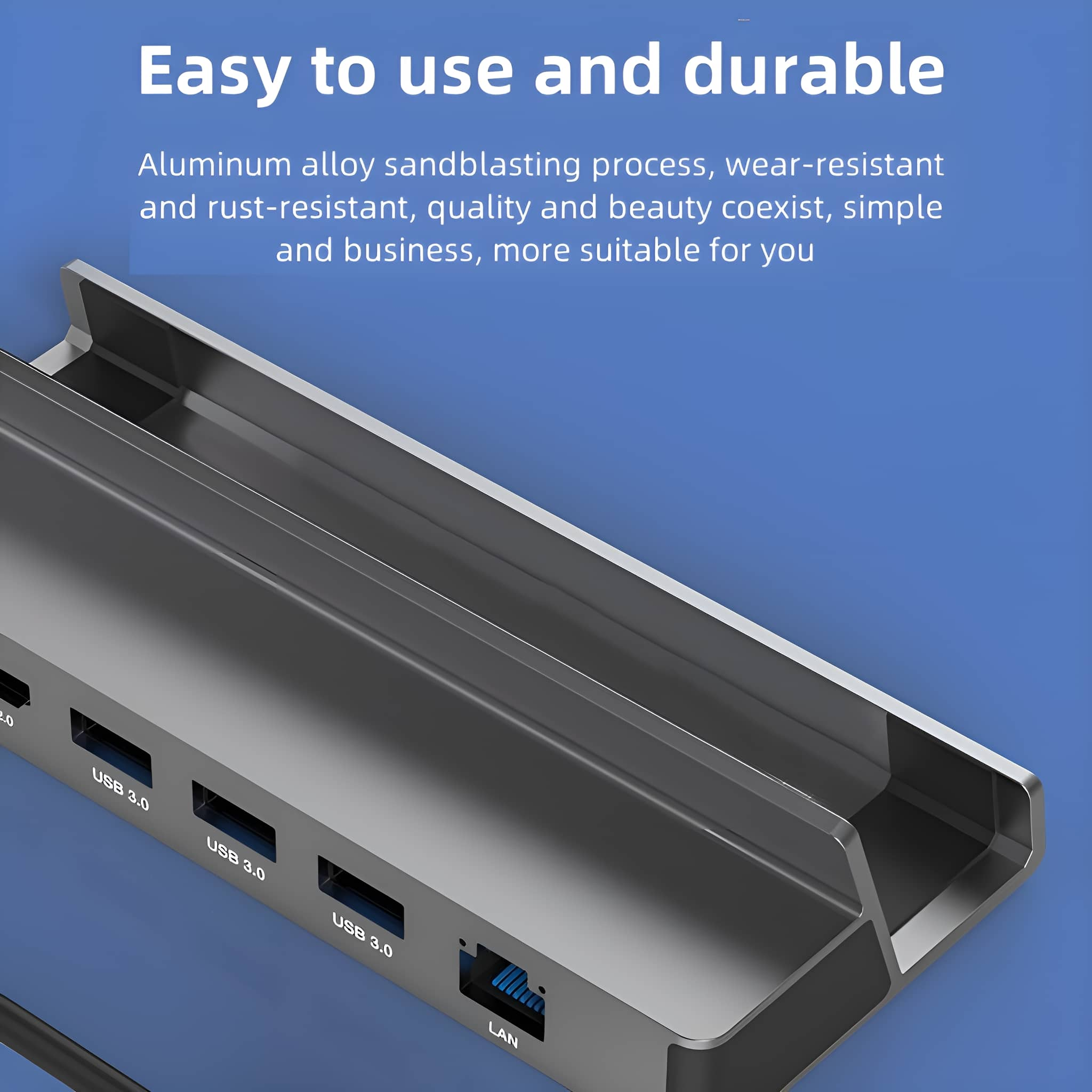 Schwarzer USB-Hub mit verschiedenen USB- und LAN-Anschlüssen. Er hat eine metallisch graue Oberseite und einen schwarzen Sockel.