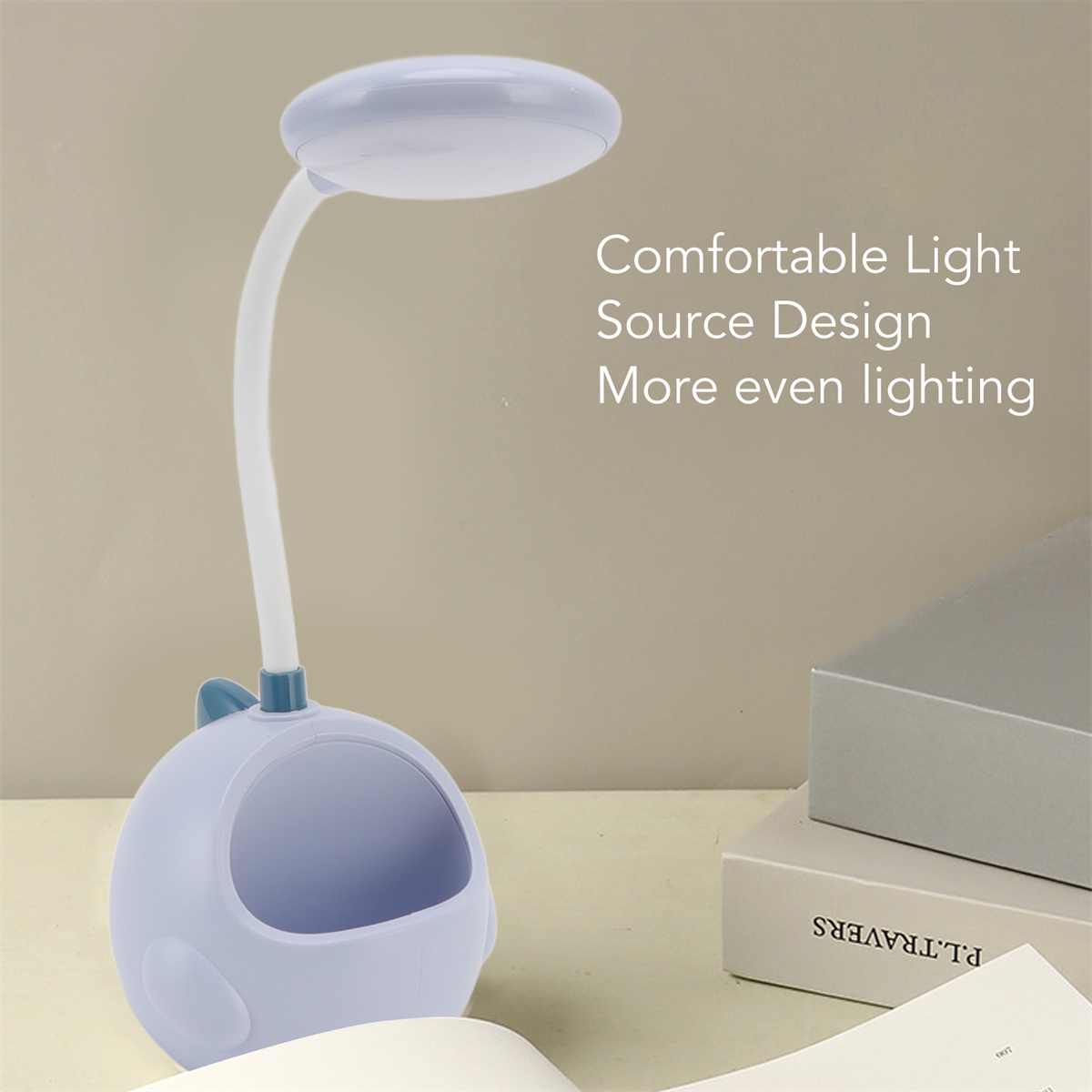 Eine blaue Schreibtischlampe mit rundem Kopf und Stifthalter. Rechst steht weißer Text.