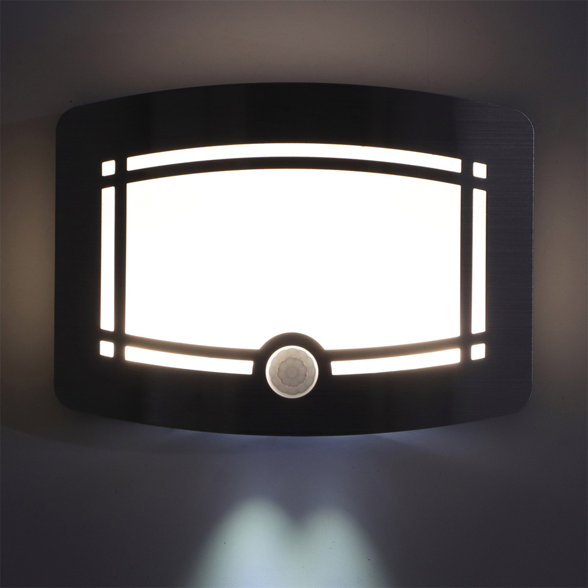 Eine schwarze Wandleuchte mit hellem weißen Licht in der Mitte und einem Bewegungssensor.