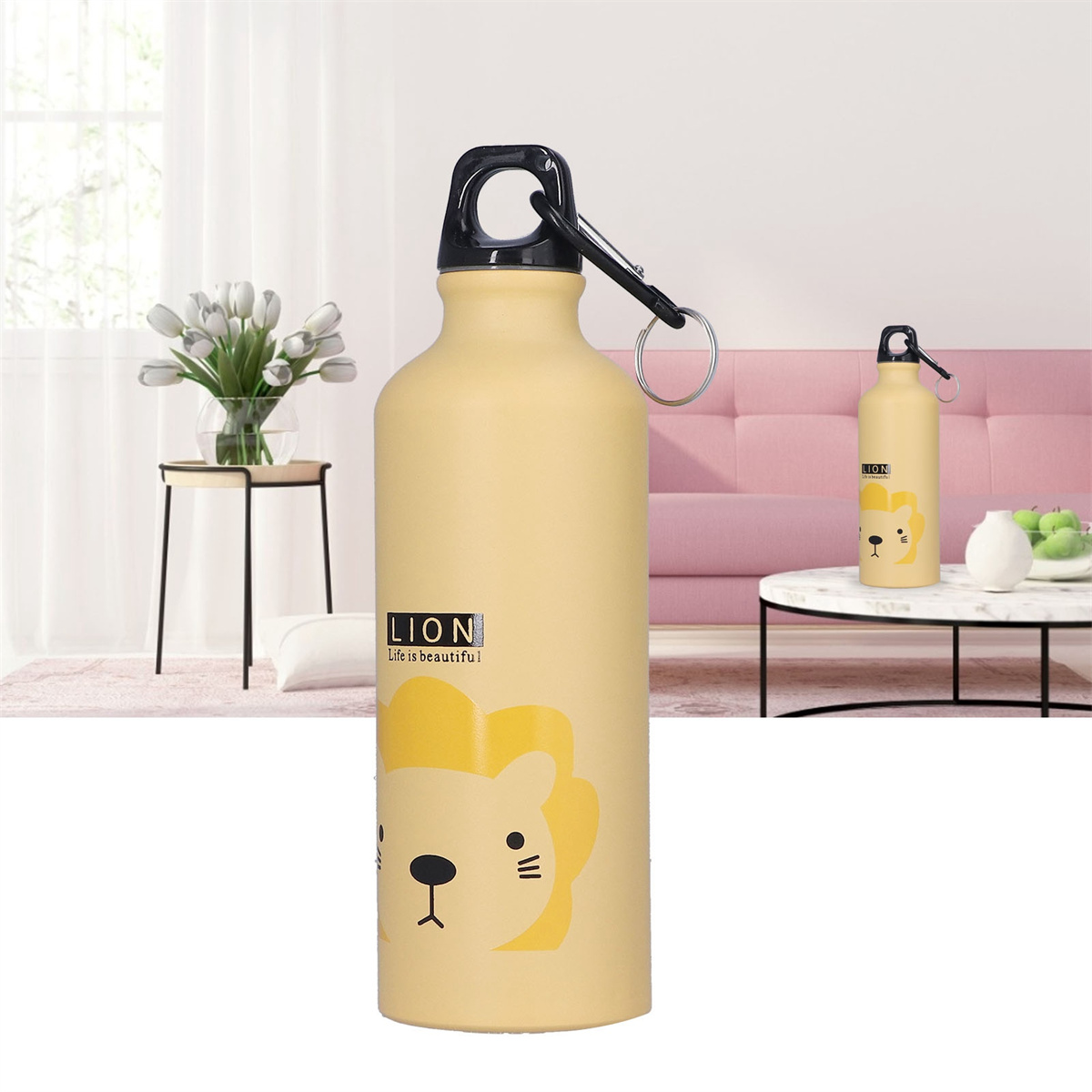 Gelbe Wasserflasche mit Löwen-Design. Im Hintergrund steht eine zweite Flasche auf einem Tisch.