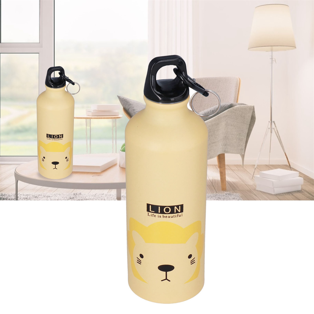 Gelbe Wasserflasche mit Löwen-Design im Wohnzimmer, zweite Flasche im Hintergrund.
