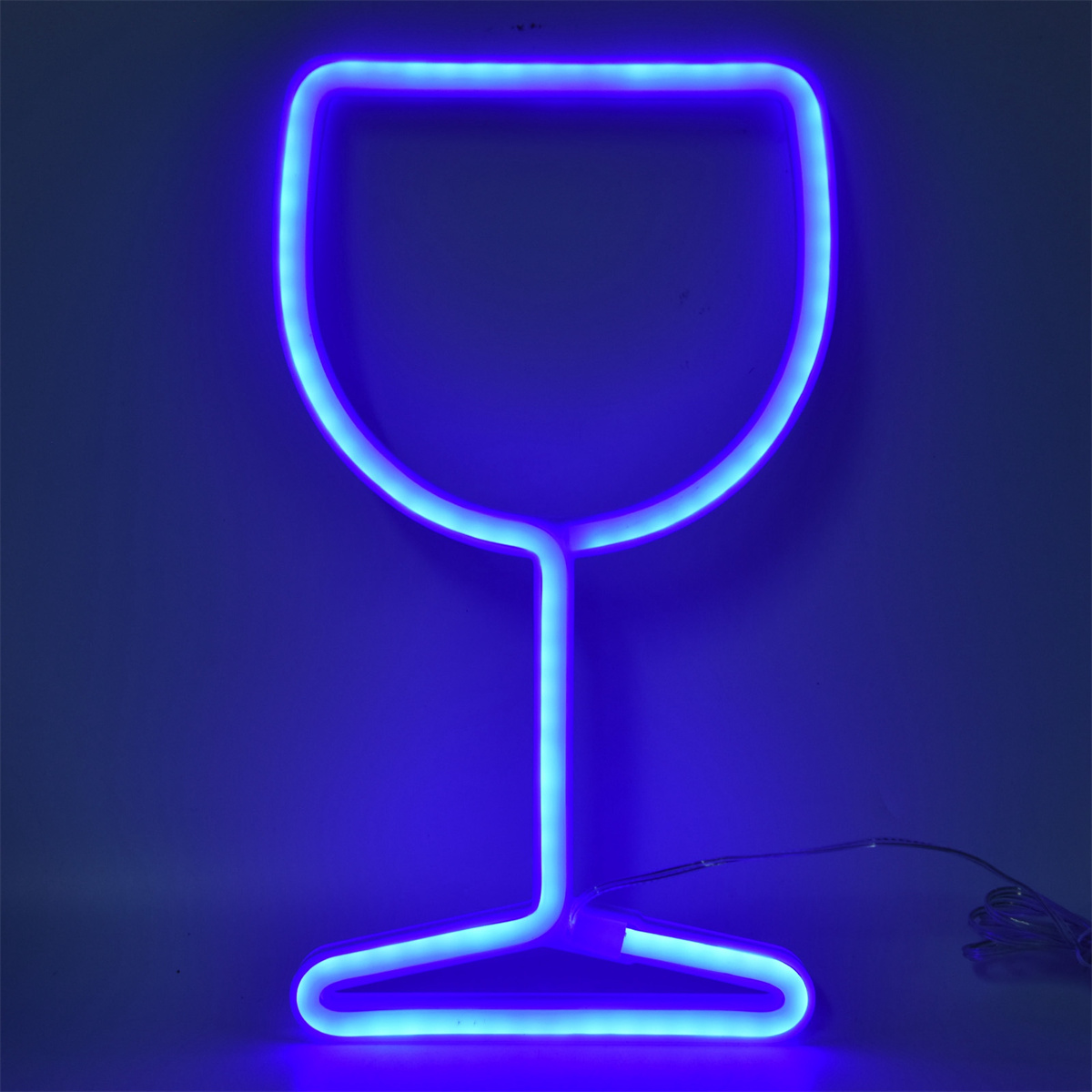 Ein blaues Neonlicht in Form eines Weinglases, auf weißem Hintergrund.