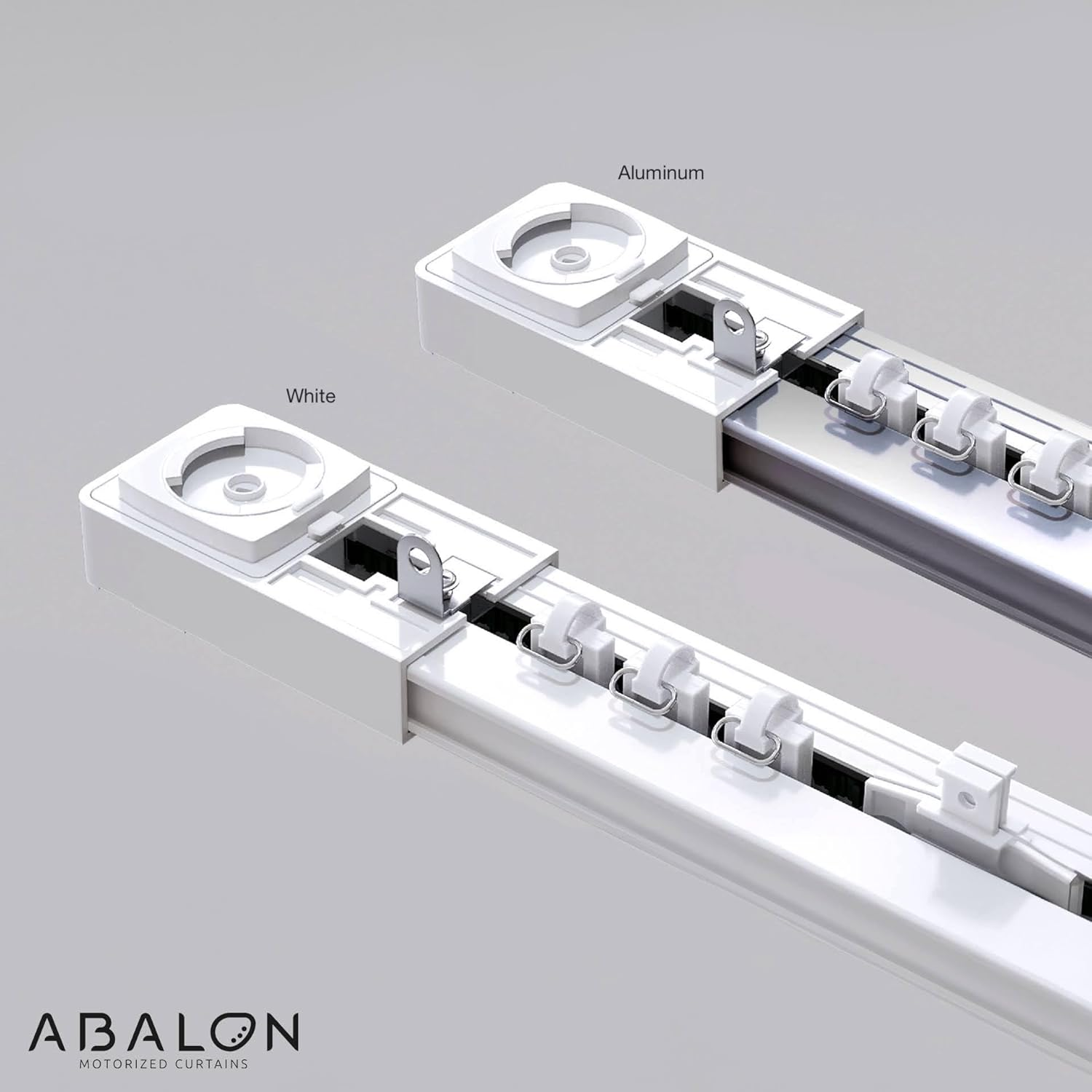 Zwei motorisierte Vorhangschienen, eine weiße und eine Aluminium, mit dem Markenlogo unten.